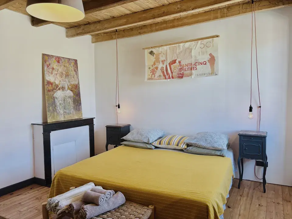 Chambre Binche avec lit jaune et décor mural