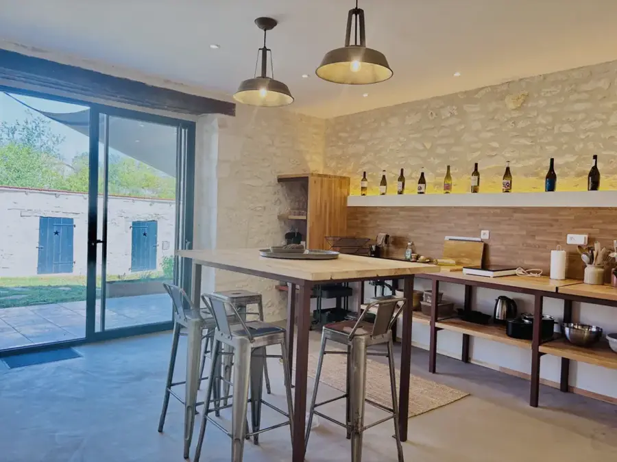 Cuisine d'été et sa baie vitrée donnant sur la piscine