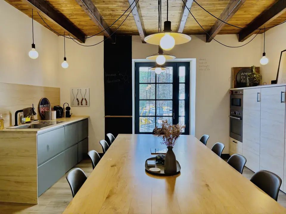 Cuisine avec table en chêne et suspensions