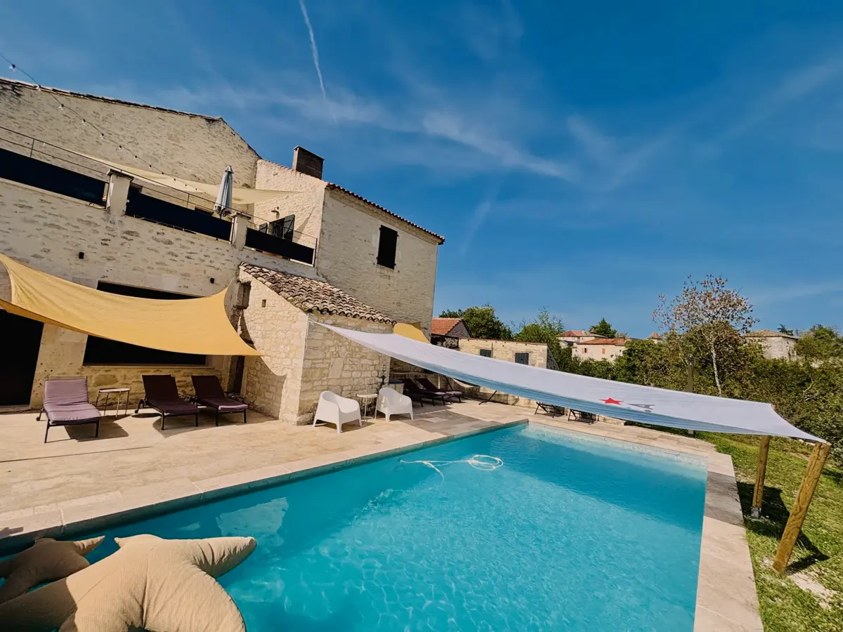 Piscine, transats et voile d'ombrage